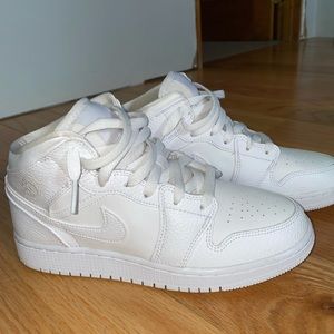 Air Jordan 1 Mid Triple White